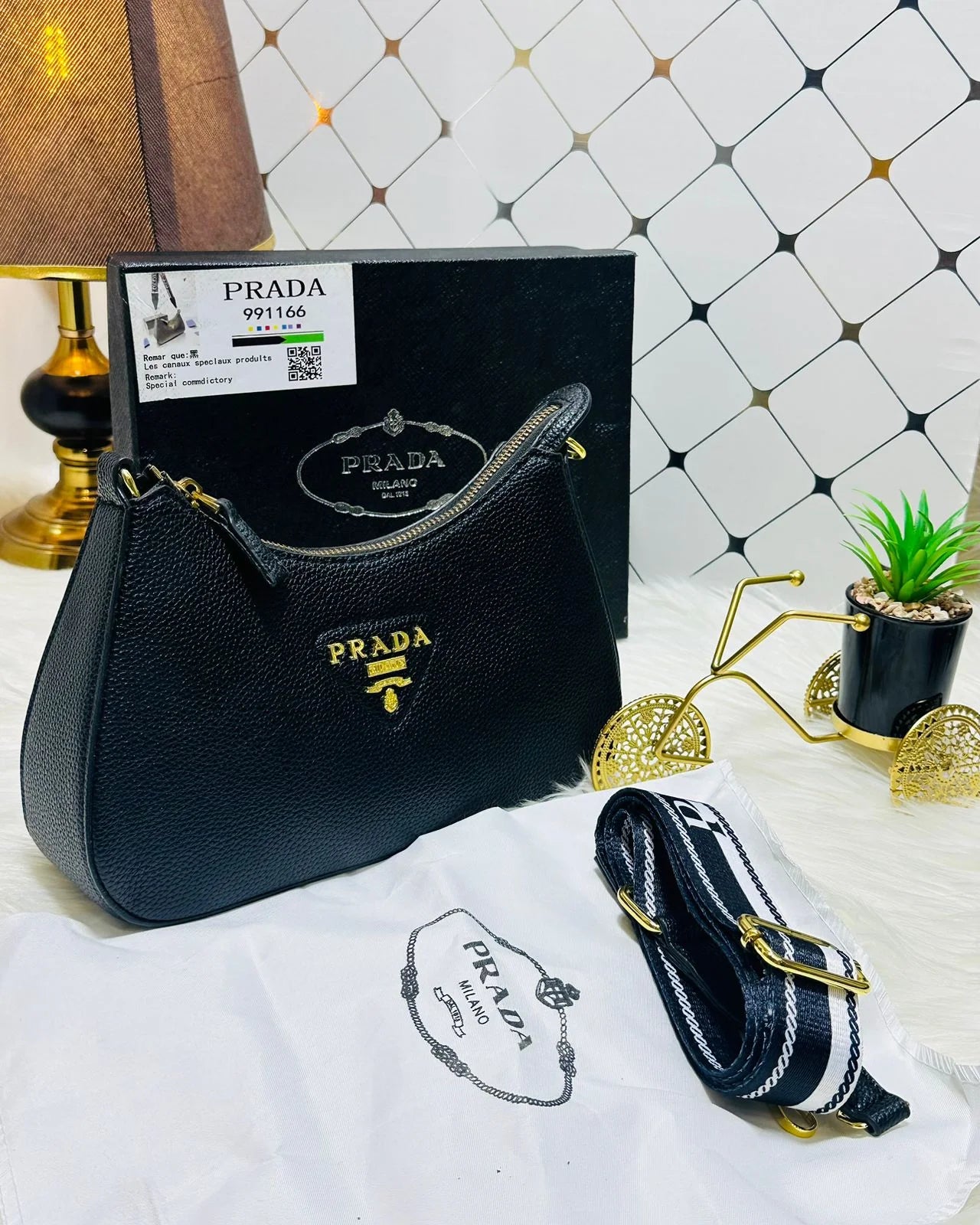Vitello Dino Shoulder Bag