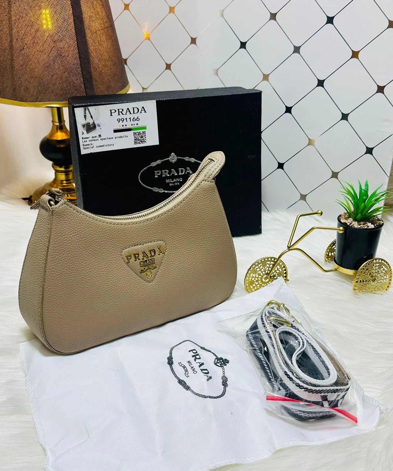 Vitello Dino Shoulder Bag