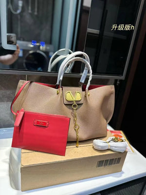 Grainy Calfskin Medium VLogo Escape Shopper