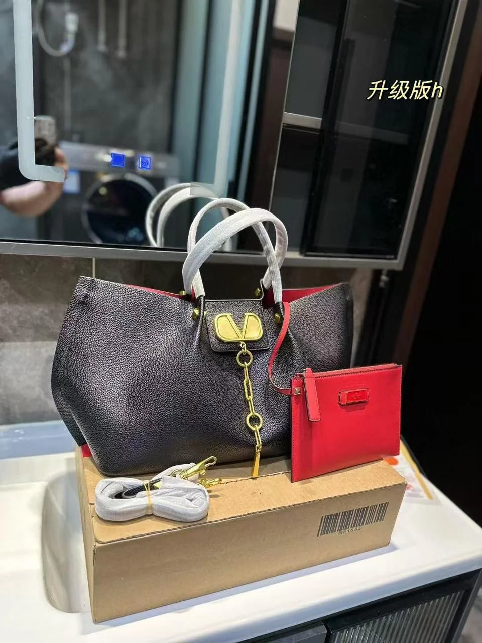 Grainy Calfskin Medium VLogo Escape Shopper