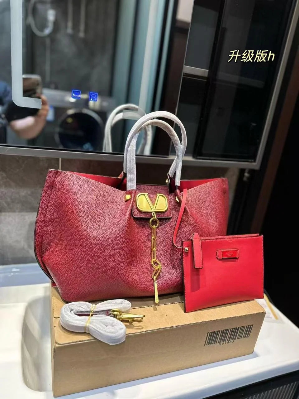 Grainy Calfskin Medium VLogo Escape Shopper