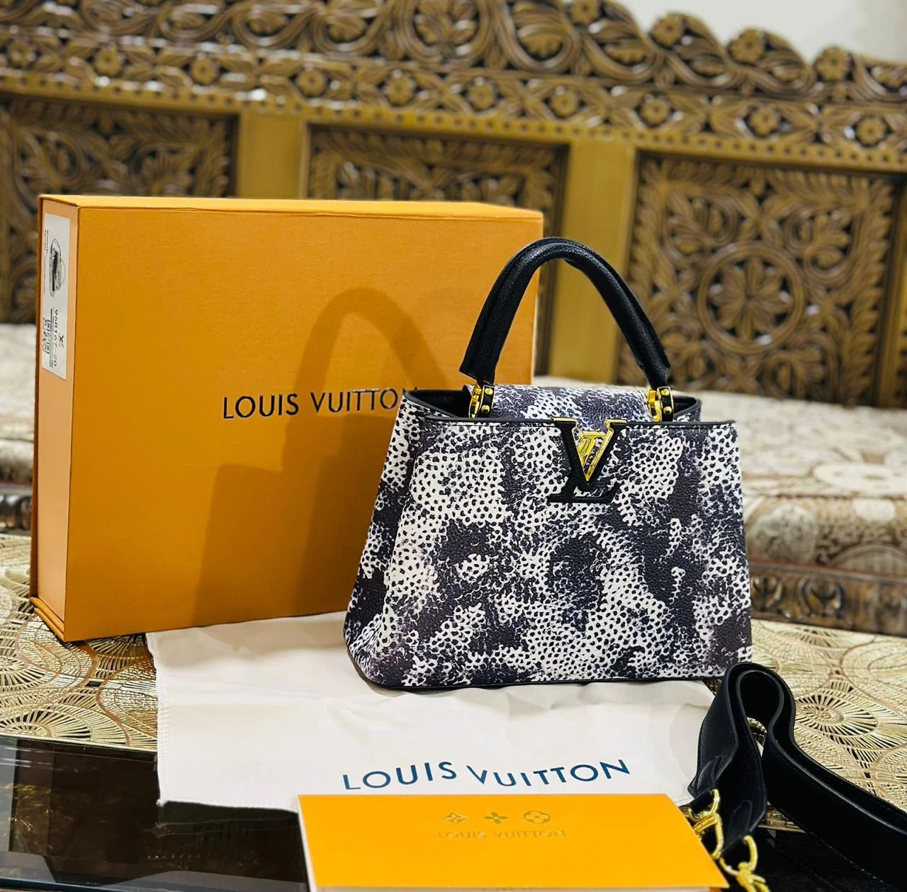 Capucines MM Bag - Black